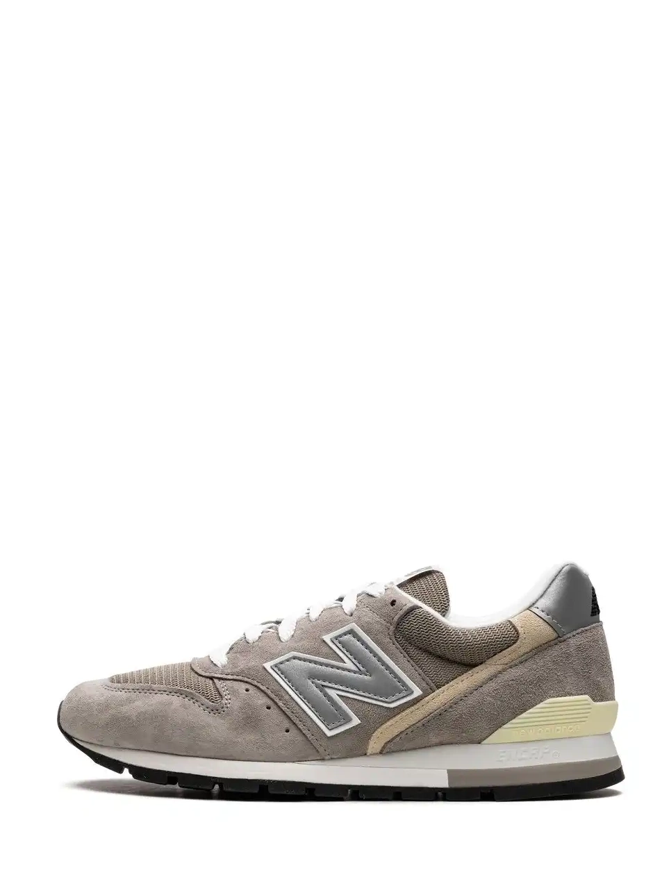 996 